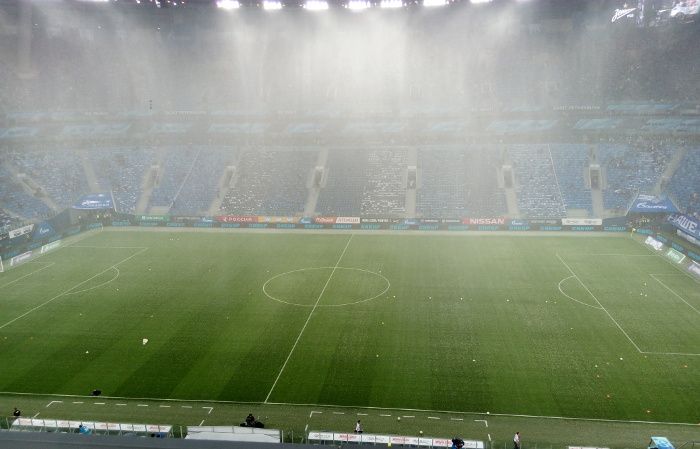 Und nun haben wir zum ersten Mal bei einem Spiel Regen im Stadion ...