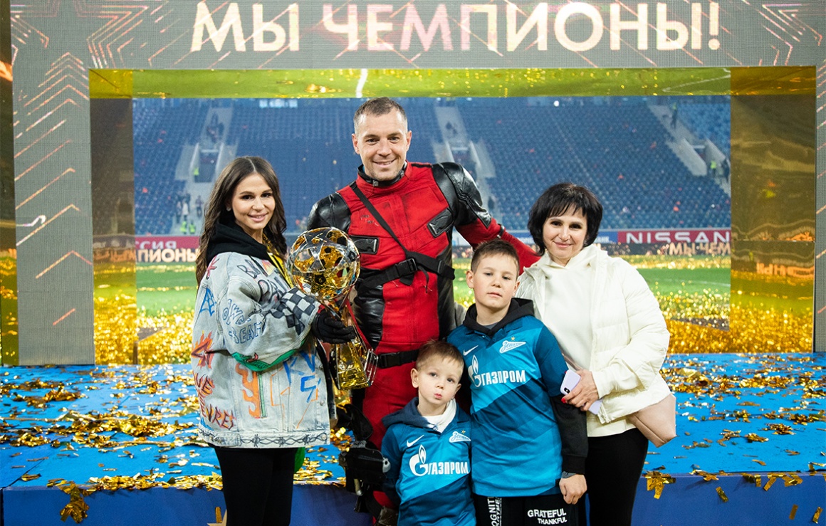 Zenit gratuliert Artjom Dzyuba zur Geburt seines Sohnes